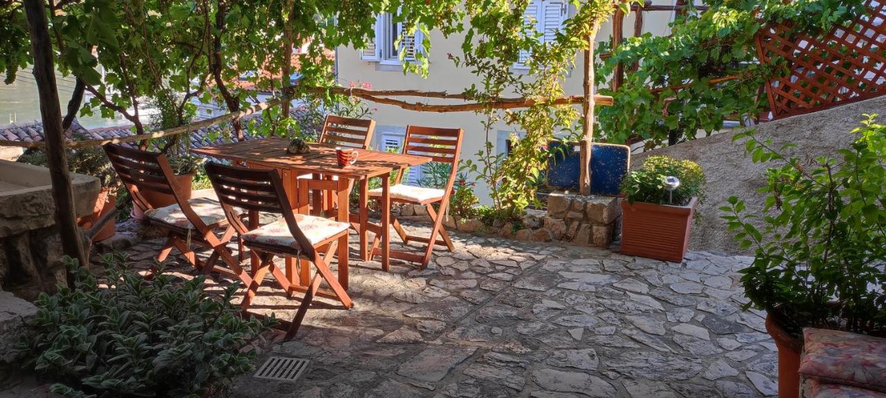 Apartment Desanti Valun Exterior photo
